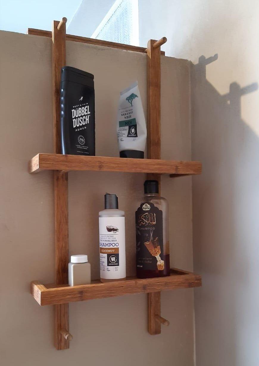 Houten doucherek hangend aan muur