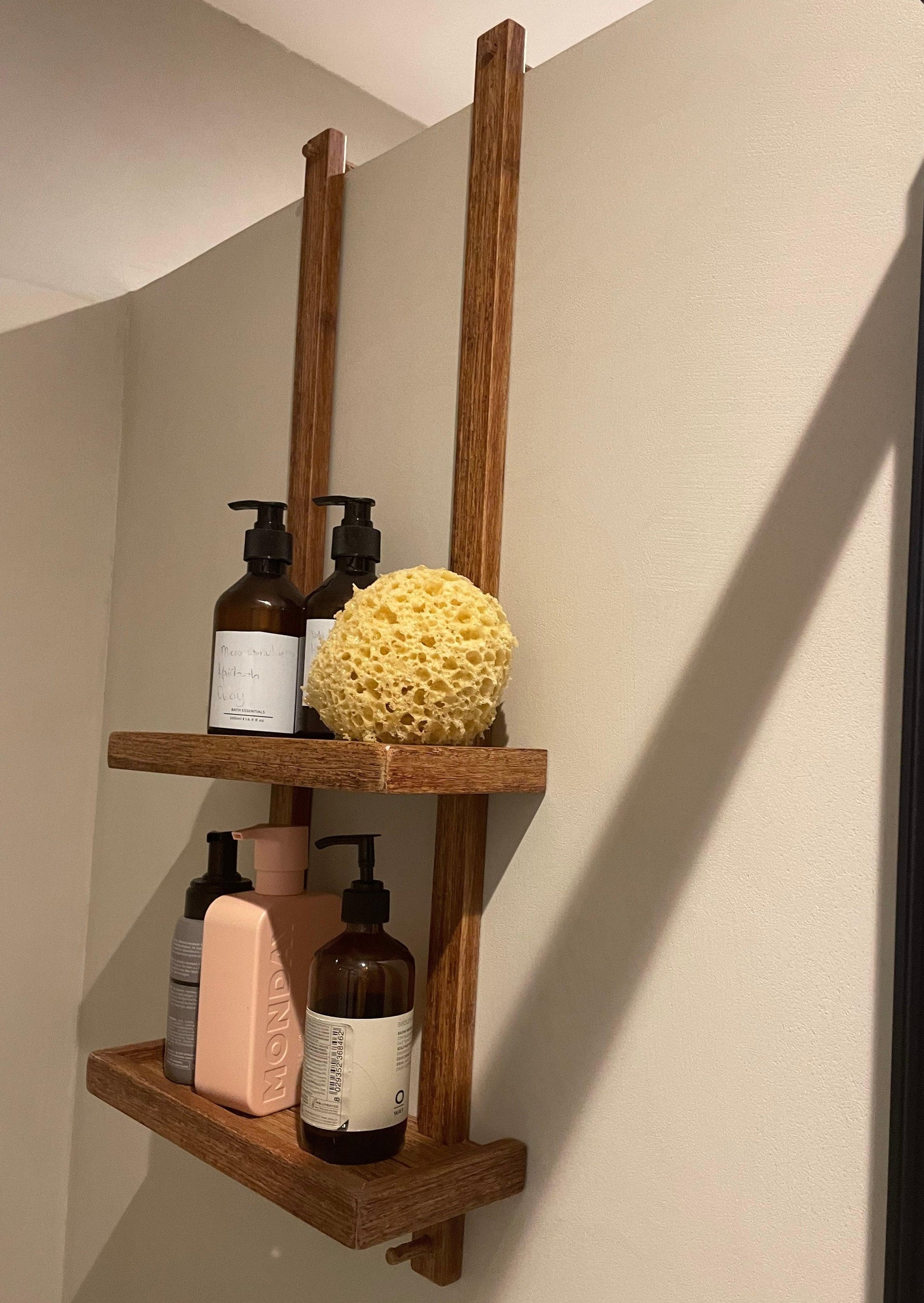 Houten doucherek hangend aan muur