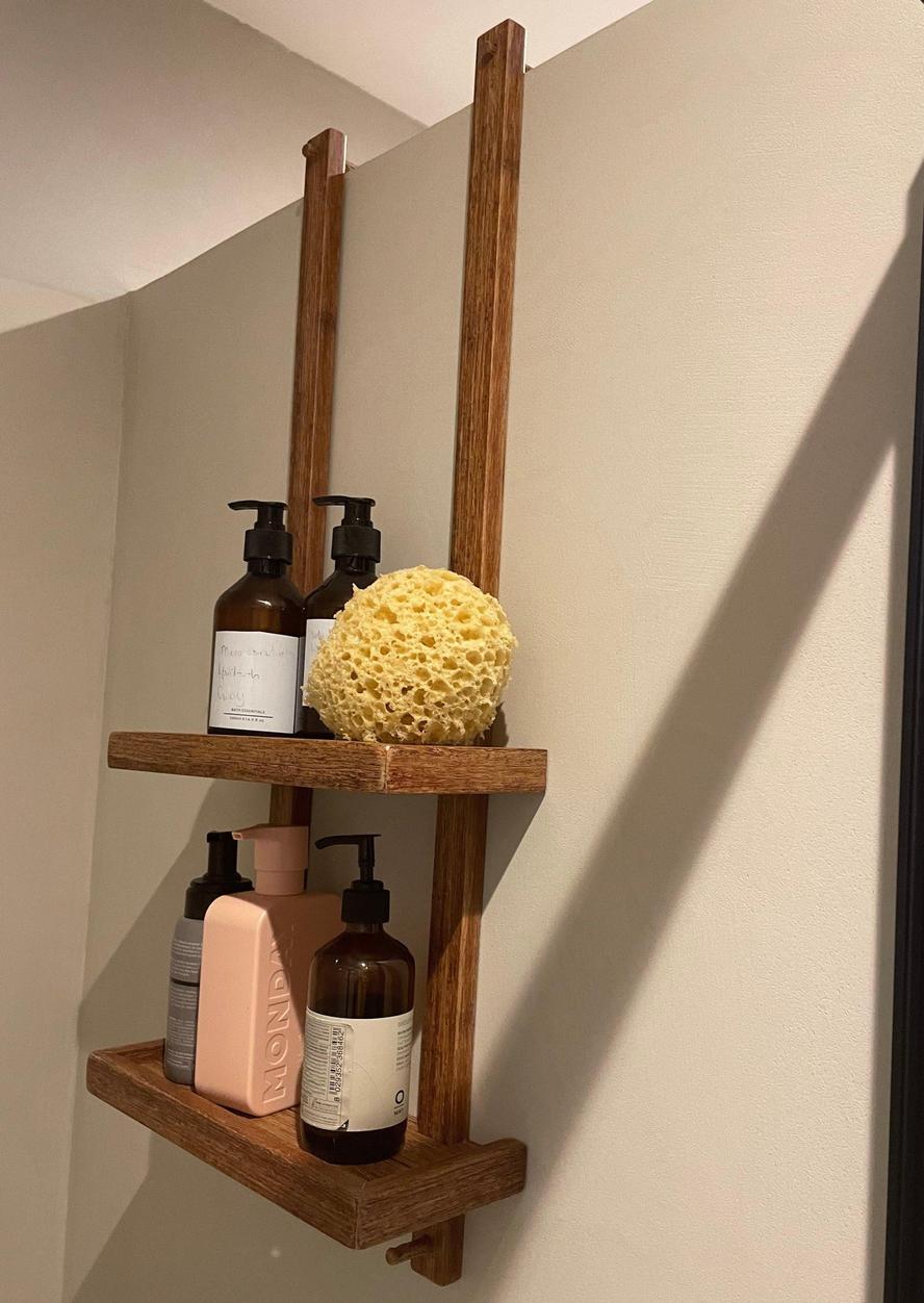 Houten doucherek hangend aan muur