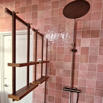 Doucherek hangend aan glaswand