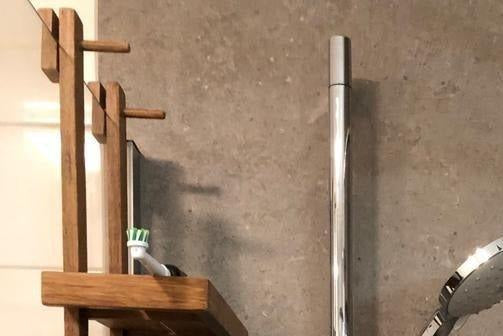 Houten doucherek  aan glaswand