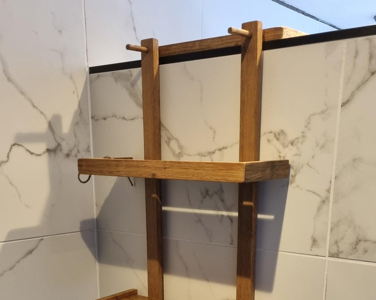 Doucherek hangend over muur